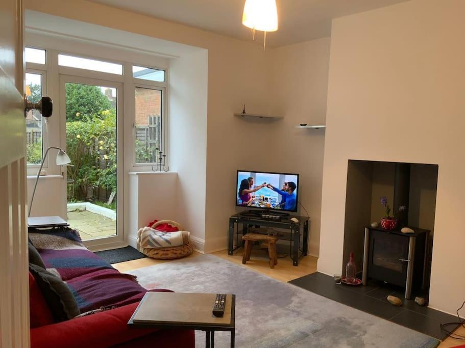 Warm And Cosy City Centre Home Near Train Station Chichester Exterior foto
